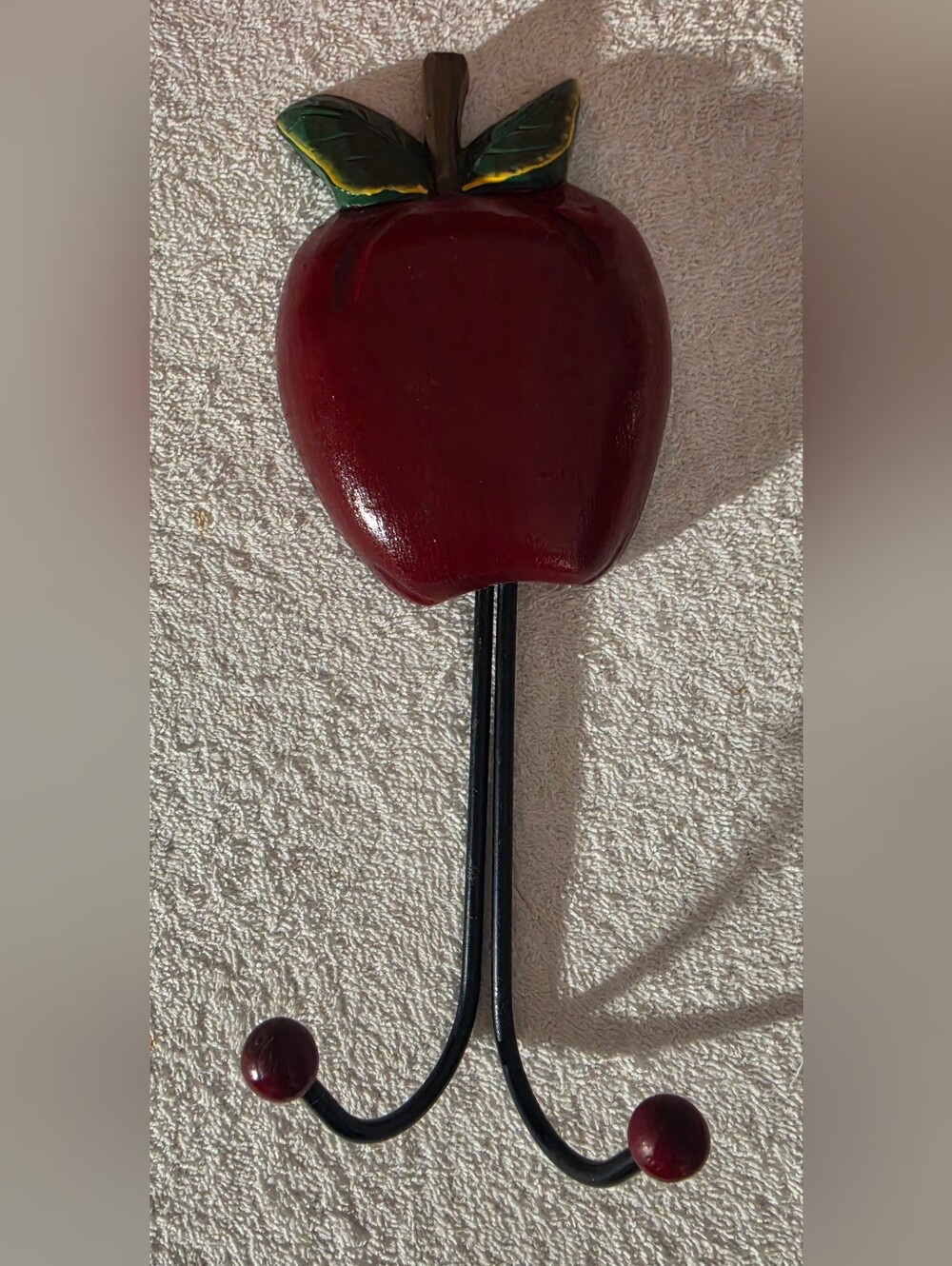 Vintage Red Apple Wall Hook Rack with Green Leaves - Home Wall Decor